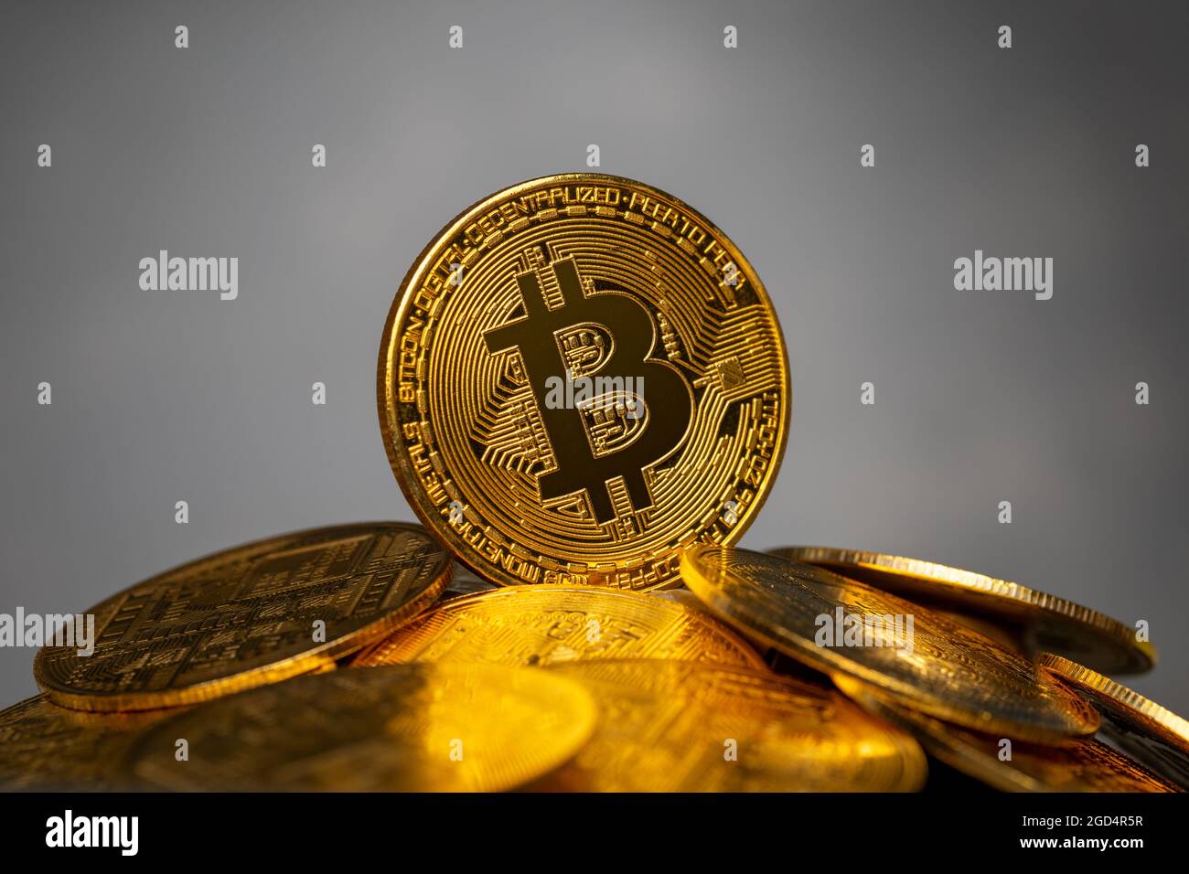 Bitcoin su un mucchio di monete d'oro criptovalute. Foto Stock