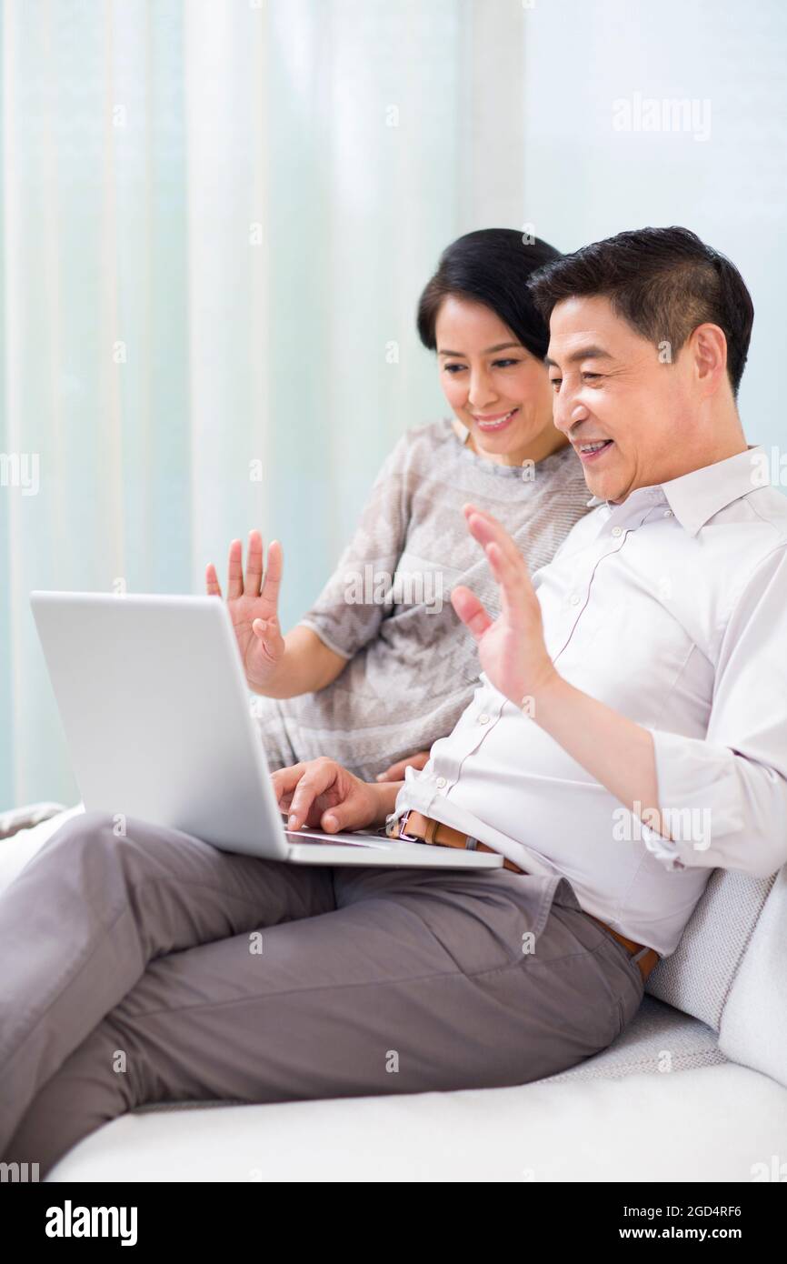 Felice coppia matura che ha videochat sul laptop Foto Stock