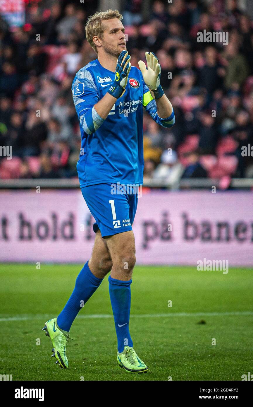 Herning, Danimarca. 10 agosto 2021. Il portiere Jonas Lössl (1) del FC Midtjylland ha visto durante la partita di qualificazione della UEFA Champions League tra il FC Midtjylland e il PSV Eindhoven alla MCH Arena di Herning. (Photo Credit: Gonzales Photo/Alamy Live News Foto Stock
