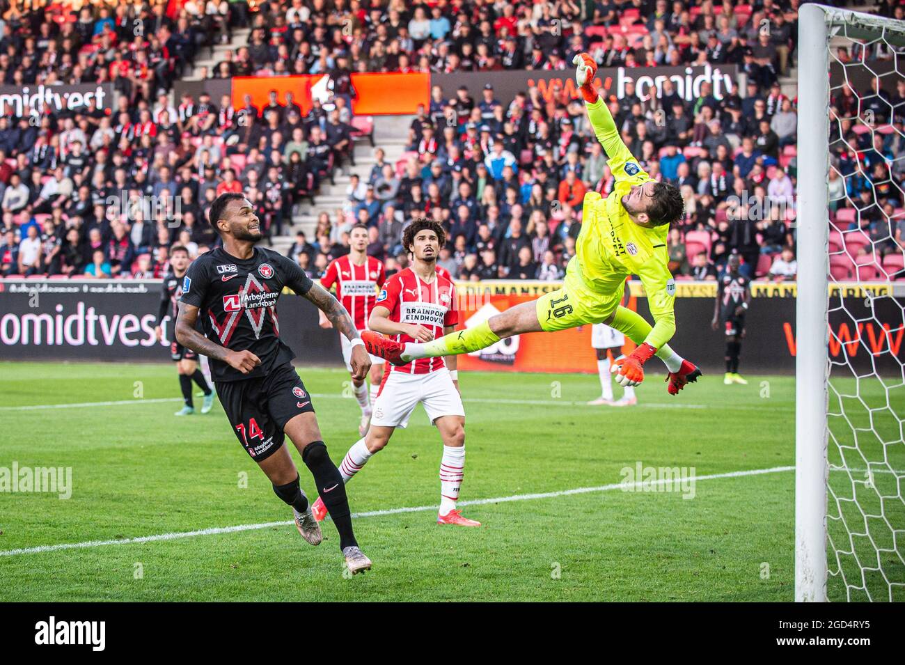 Herning, Danimarca. 10 agosto 2021. Junior Brumado (74) del FC Midtjylland e portiere Joel Drommel (16) del PSV visto durante la partita di qualificazione della UEFA Champions League tra FC Midtjylland e PSV Eindhoven alla MCH Arena di Herning. (Photo Credit: Gonzales Photo/Alamy Live News Foto Stock