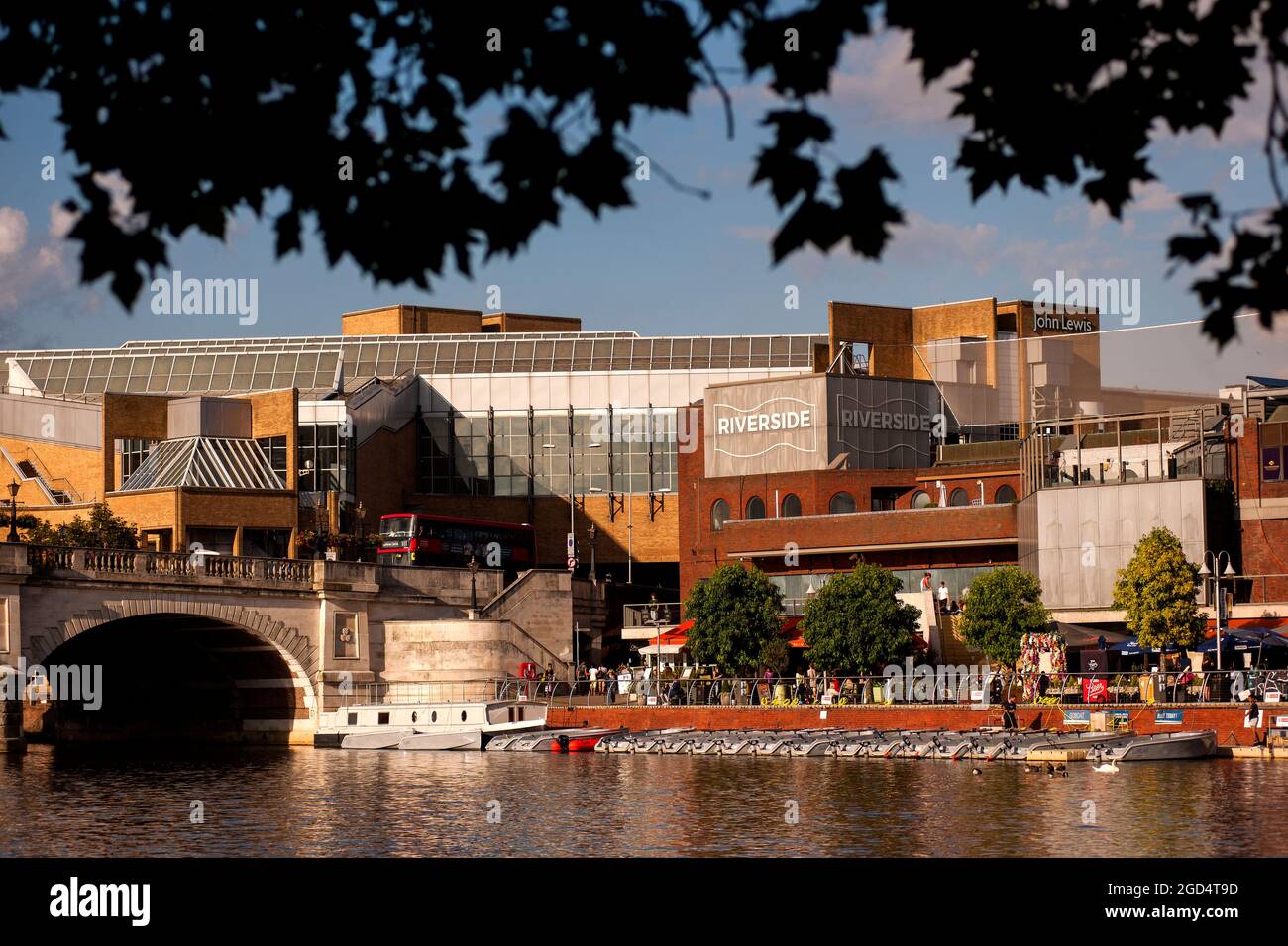 Kingston on Thames Thames Riverside è stato inondato di sole nel pomeriggio estivo. Foto Stock