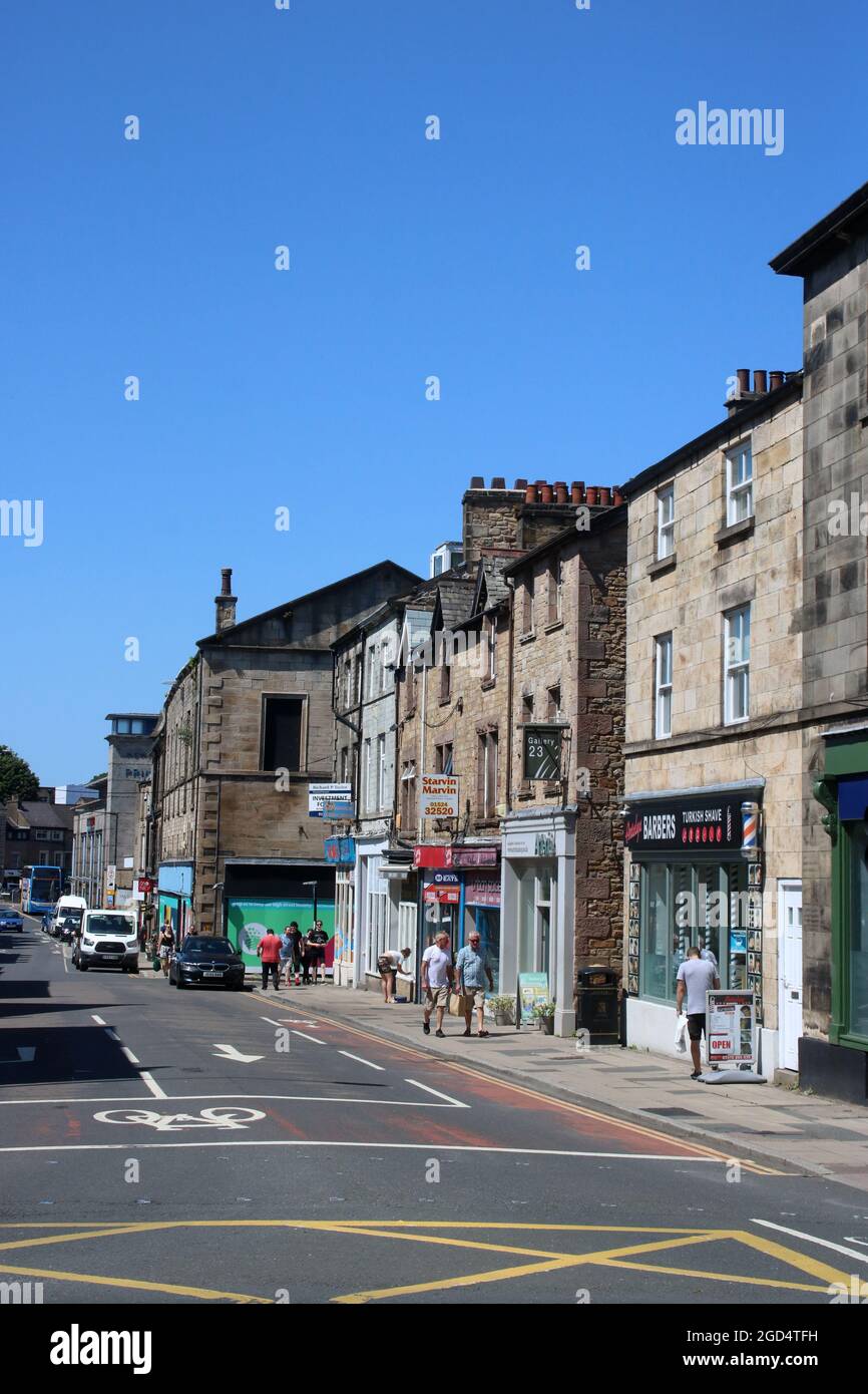 Vista lungo Brock Street e Common Garden Street nel centro di Lancaster con pedoni e traffico sulle strade a senso unico il 17 luglio 2021. Foto Stock