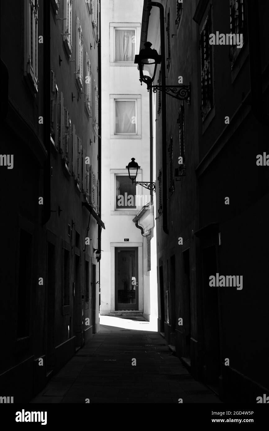 vista su una strada stretta in triest nell'estate 2020 in bianco e nero Foto Stock