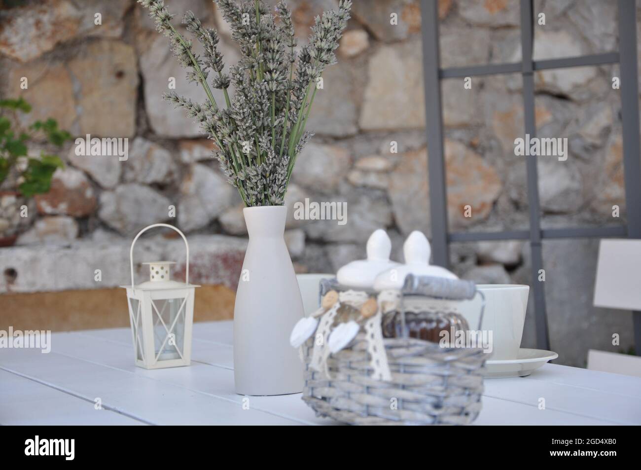 Brocca con bellissimi fiori di lavanda su bianco tavolo in legno Foto Stock