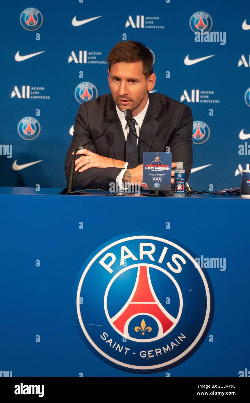 Parigi, Francia. 11 Agosto 2021. Il giocatore argentino di calcio Lionel messi parla ad una conferenza stampa durante la sua presentazione ufficiale al club francese di calcio Paris Saint-Germain (PSG) Parc des Princes stadio a Parigi, Francia il 11 agosto 2021. La superstar di 34 anni ha firmato un accordo biennale con PSG il 10 agosto 2021, con l'opzione di un anno supplementare, indosserà il numero 30 a Parigi, il numero che ha avuto quando ha iniziato la sua carriera professionale nella squadra di calcio barca spagnola. Photo by Laurent Zabulon/ABACAPRESS.COM Credit: Abaca Press/Alamy Live News Foto Stock
