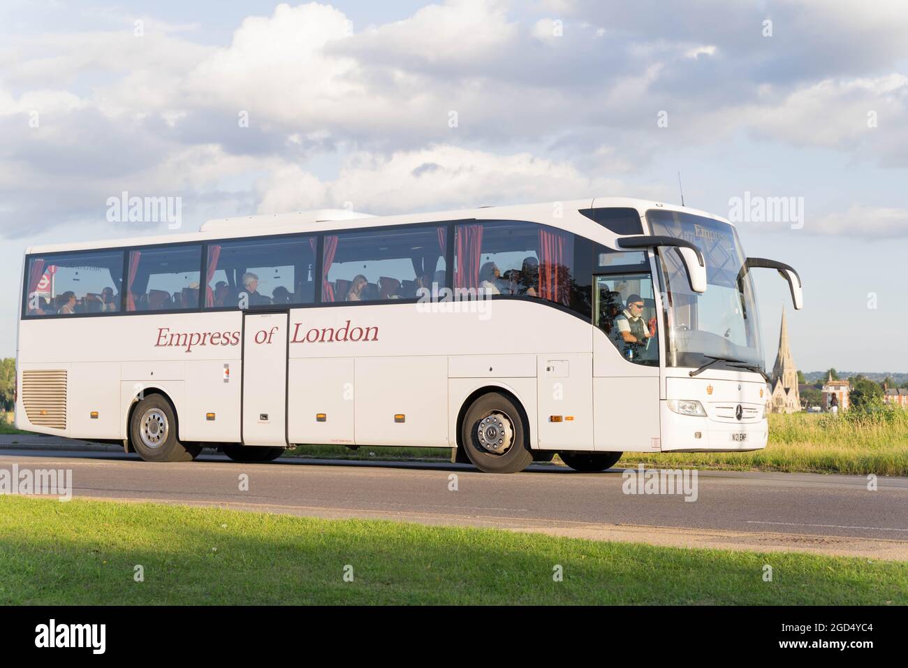 Empress pullman turistico pieno di vacanzieri sulla strada A2 di ritorno al centro di Londra Inghilterra Foto Stock