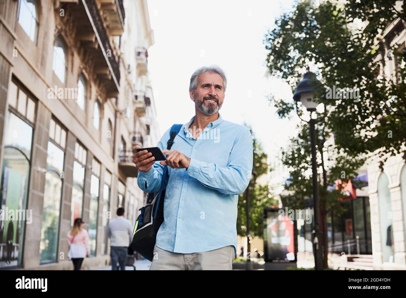 turistica uomo anziano mappa mobile viaggio strada città app stile di vita Foto Stock