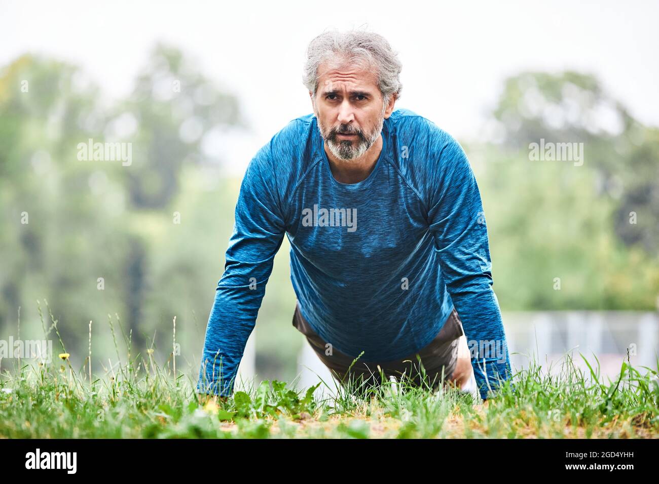 uomo anziano che corre esercitandosi sport idoneità attiva misura Foto Stock