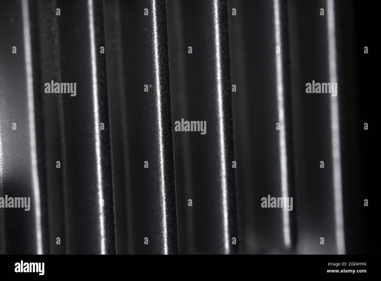 Dettagli di struttura metallica astratti dalle alette di raffreddamento di un dissipatore di calore con sospensione cardanica. Alluminio o alluminio in materiale. Sfondo astratto full frame. Foto Stock
