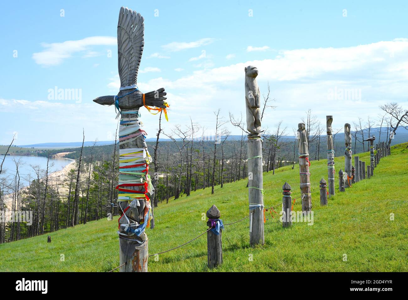 Olkhon, oblast di Irkutsk, Russia - 23 Luglio 2021:Fence fatto di pali di aggancio in legno con nastri di religione sciamanista a Khuzhir, isola di Olkhon. Foto Stock