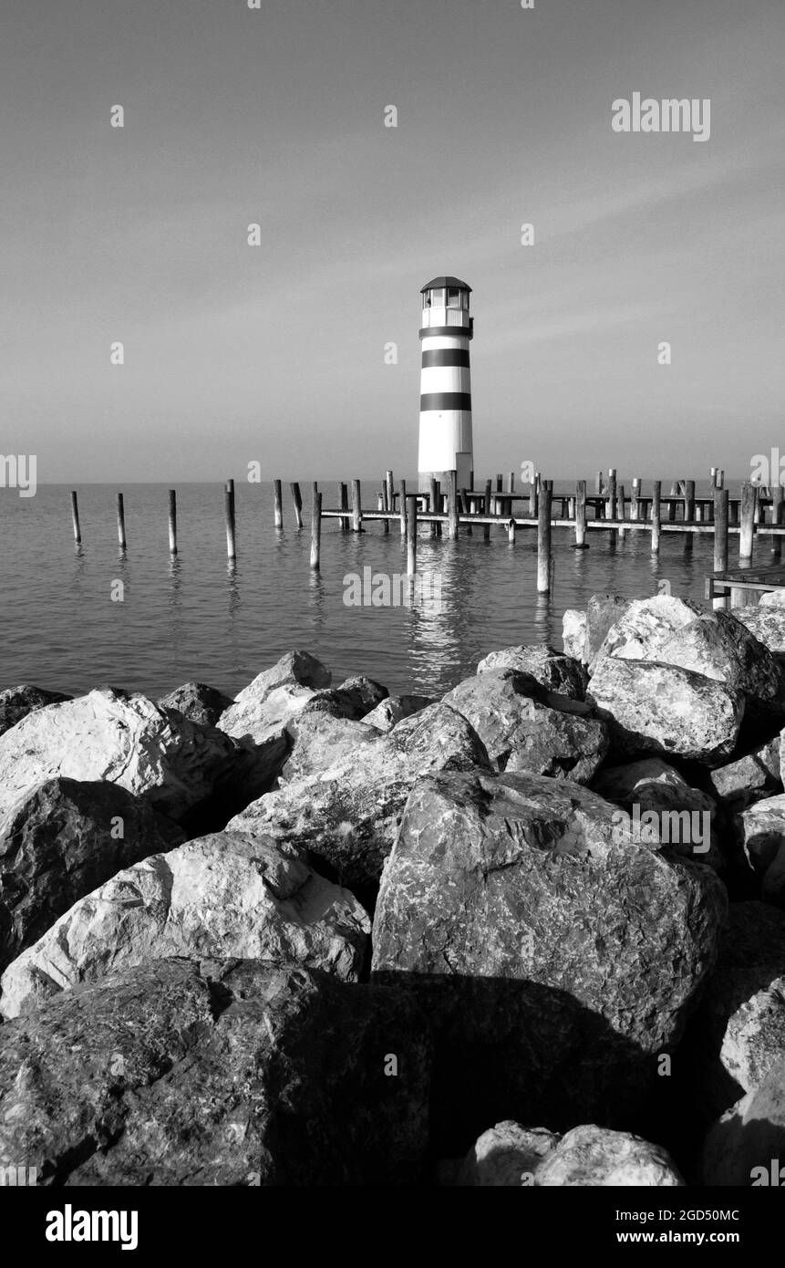 Faro sul lago Neusiedl bellissimo panorama fotografico in bianco e nero sul mare. Neusiedler See, Burgenland, Austria. Bellissimo panorama sul lago. Foto Stock