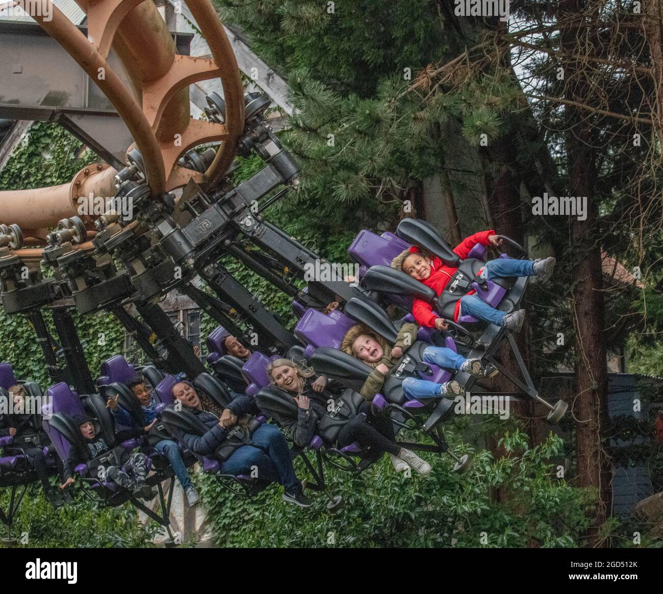 Vampire Dragons Fury e Tiger Crossing Falls presso il parco a tema Chessington World of Adventure Foto Stock