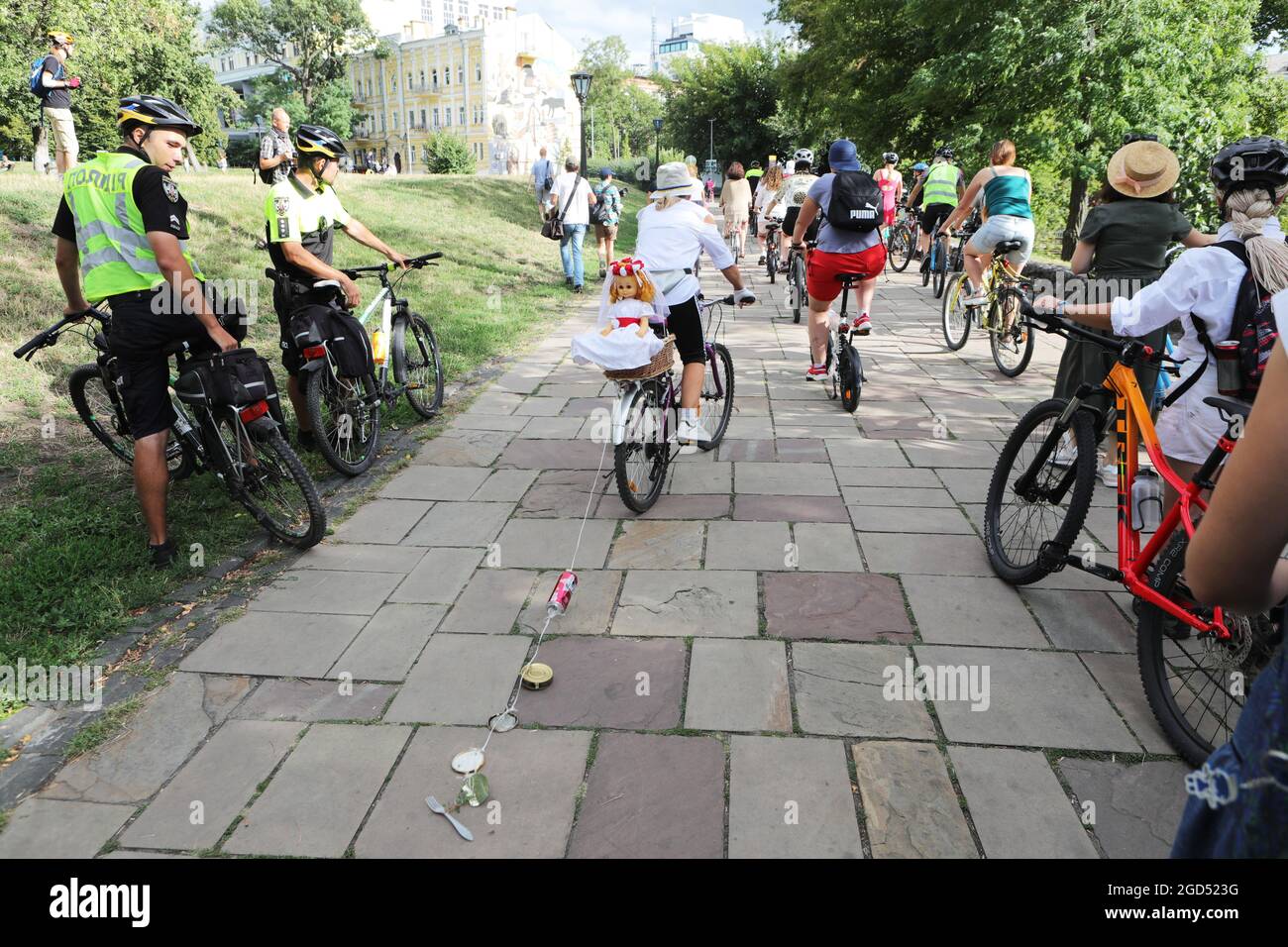 Non esclusivo: KIEV, UCRAINA - 7 AGOSTO 2021 - gli oggetti di uso quotidiano legati ad una bicicletta con una corda fanno un rumore durante il giro in bici n. KyivCycleChic 2021, Foto Stock