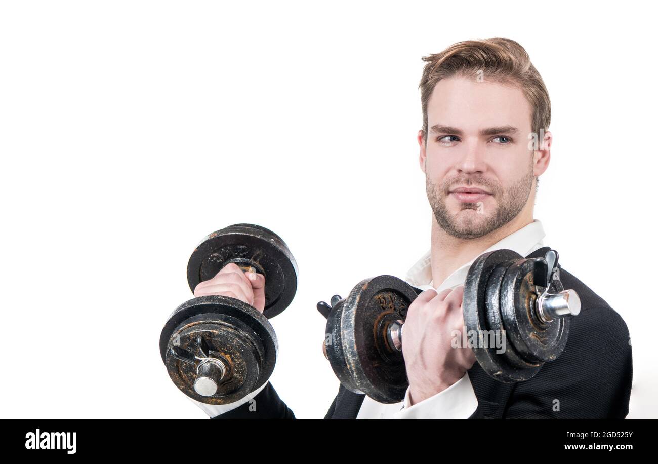 Fitness per affari. Uomo d'affari fare allenamento dumbell. L'uomo tiene i pesi a mano. Fitness fisico Foto Stock