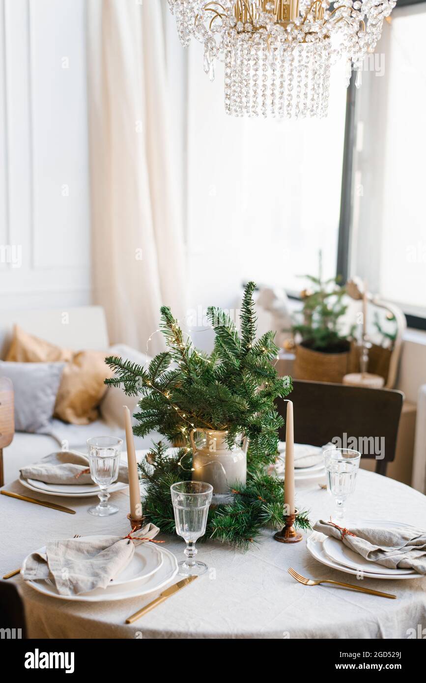Bel tavolo per la cena di Natale in stile scandinavo Foto stock - Alamy