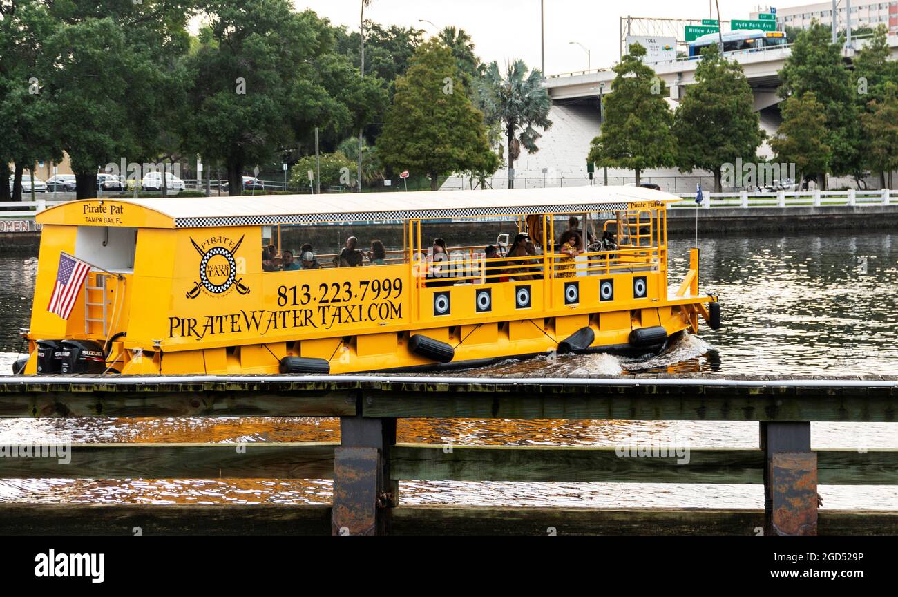 Tampa, Florida, USA - 21 luglio 2018: Un taxi d'acqua giallo che porta i turisti a destinazione lungo la passeggiata sul fiume. Foto Stock