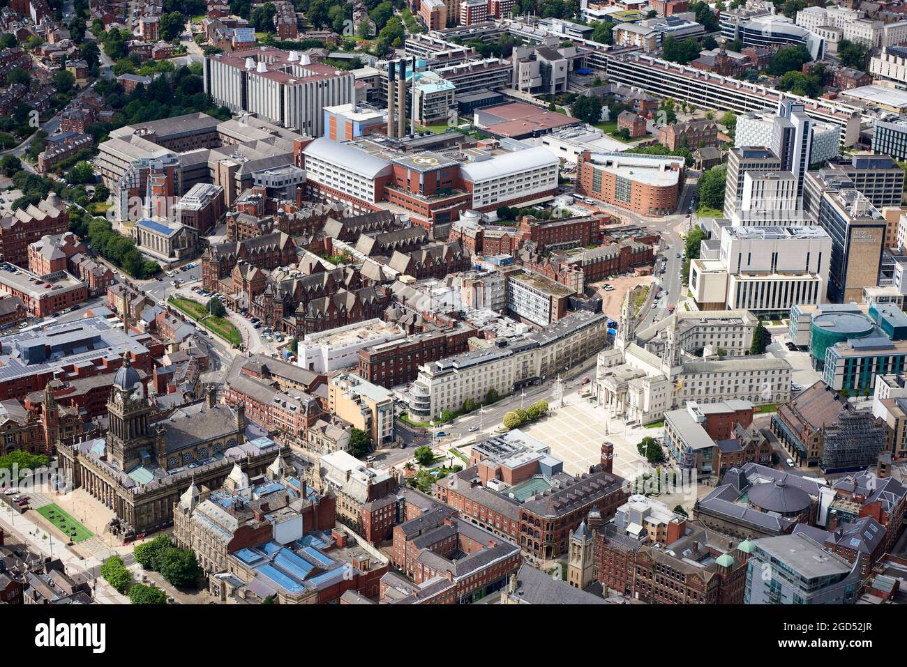 Una vista aerea del centro di Leeds con il municipio, i tribunali e la sala civica, , West Yorkshire, Inghilterra settentrionale, Regno Unito Foto Stock