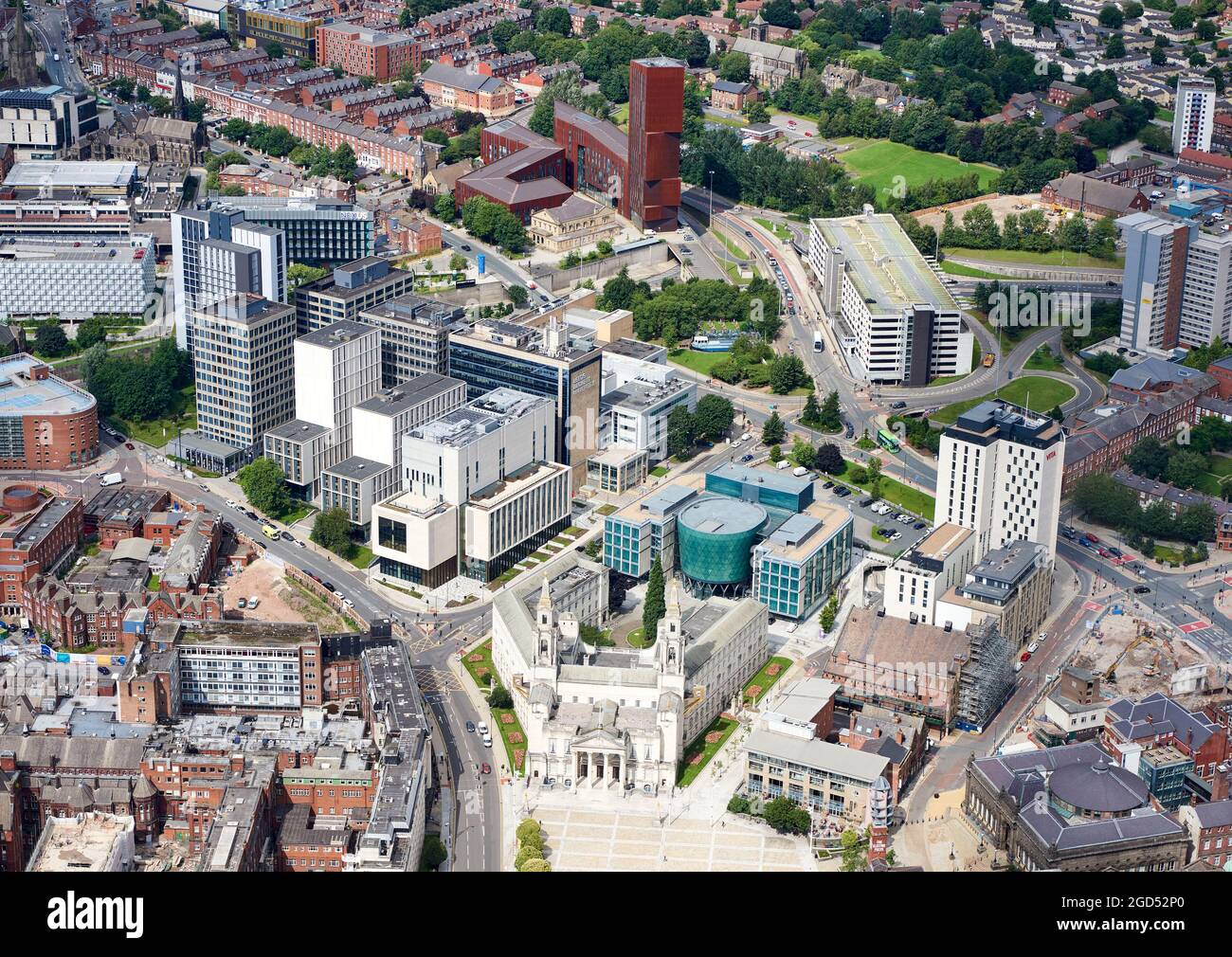 Una vista aerea dell'università metropolitana di Leeds, del centro città, dello Yorkshire occidentale, dell'Inghilterra settentrionale, del Regno Unito Foto Stock