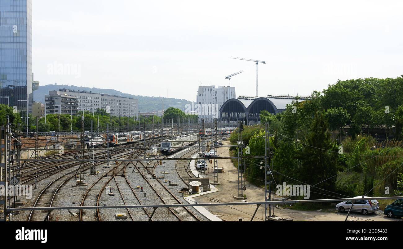 Panoramica dei binari all'ingresso della stazione Francia di Barcellona, Catalunya, Spagna, Europa Foto Stock
