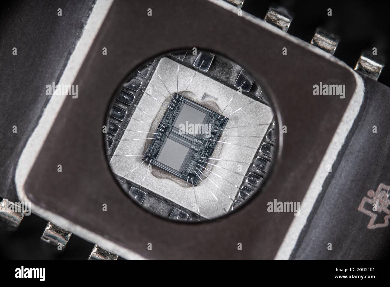 Immagine macro estrema della eprom UV TMS 2532A-45JL di Texas Instruments con "finestra" che consente alla luce UV di cancellare il contenuto prima della riprogrammazione. Foto Stock