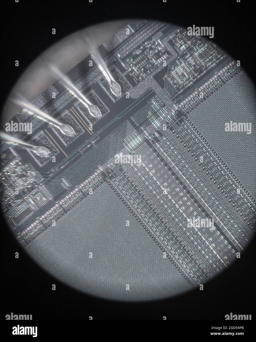 Microfotografia del cablaggio interno e dello stampo della eprom UV TMS 2532A-45JL di Texas Instruments. Presa attraverso un obiettivo di microscopio standard 10x. VEDERE LE NOTE Foto Stock
