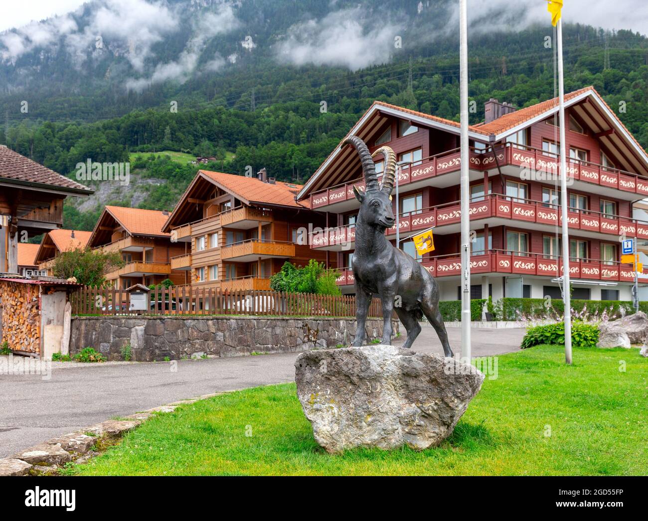 Il tradizionale villaggio svizzero di Iseltwald sul famoso lago Brienz. Svizzera. Foto Stock