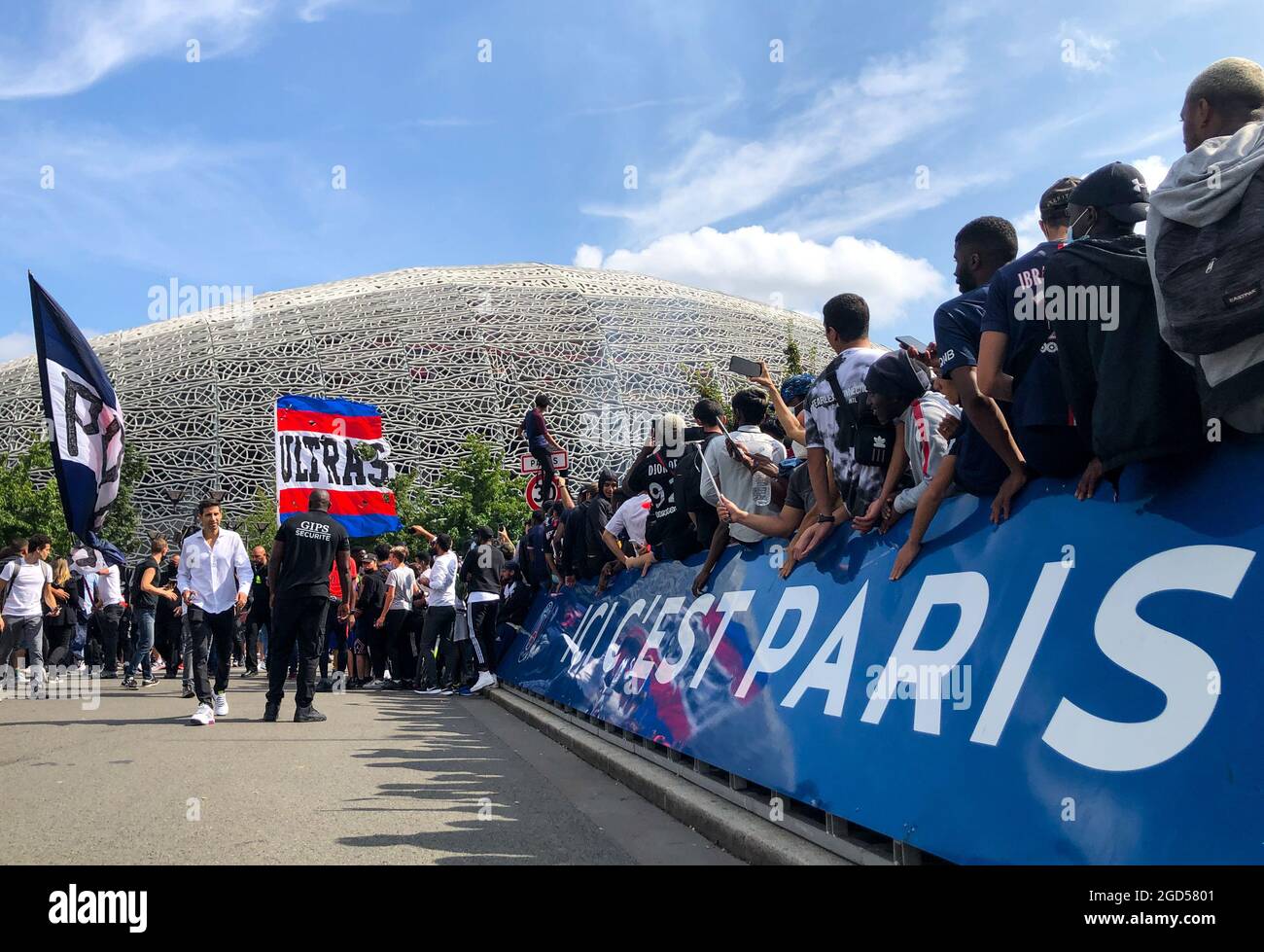 Parigi, Francia. 11 Agosto 2021. I fan di Paris Saint-Germain F.C. accolgono il nuovo giocatore Lionel messi durante la sua conferenza stampa al Parc des Princes Stadium. Il giocatore argentino Leo messi ha firmato un contratto biennale con PSG con la possibilità di prorogarlo per un ulteriore anno. Credit: Pie-Pie-Pie-Pie-Pie-Pie-Pie-Pie-Pie-Pie-P Foto Stock