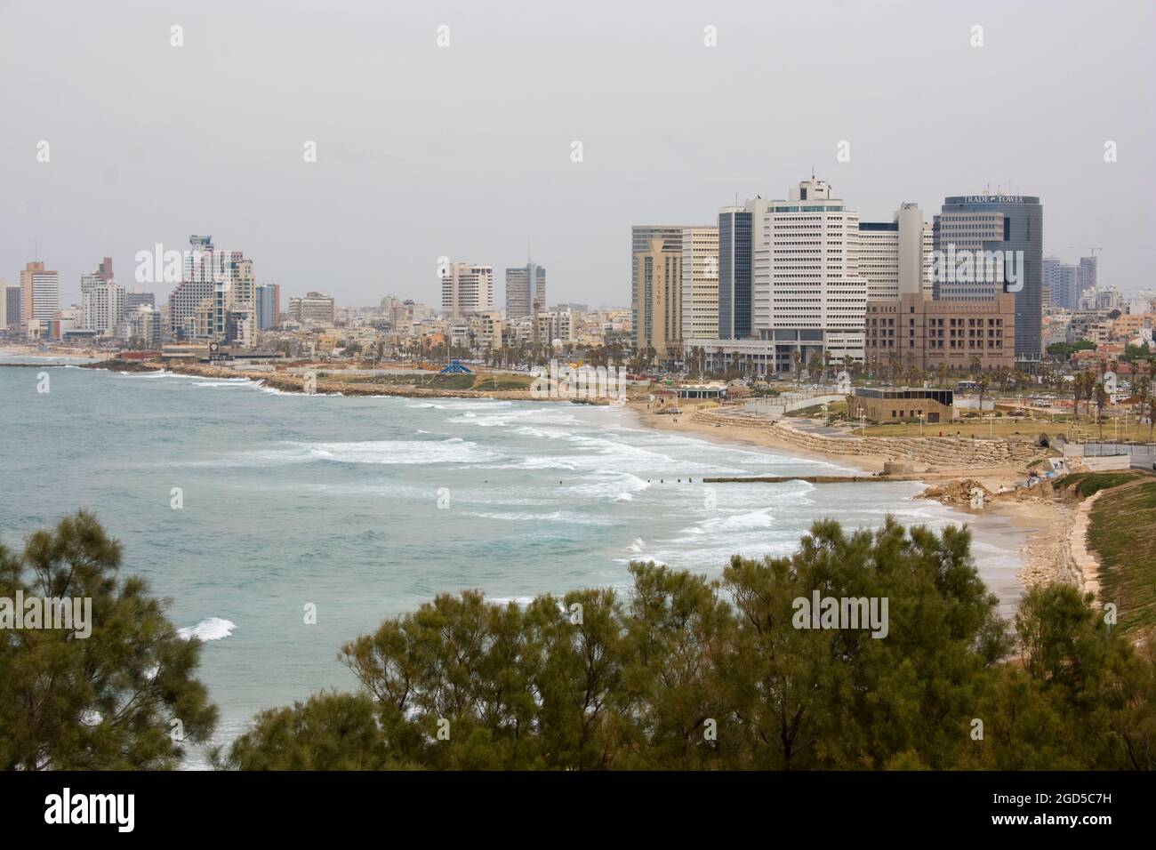 Il lungomare e lo skyline di Tel Aviv sono visti da sud da Jaffa. Il Mar Mediterraneo sulla sinistra Foto Stock