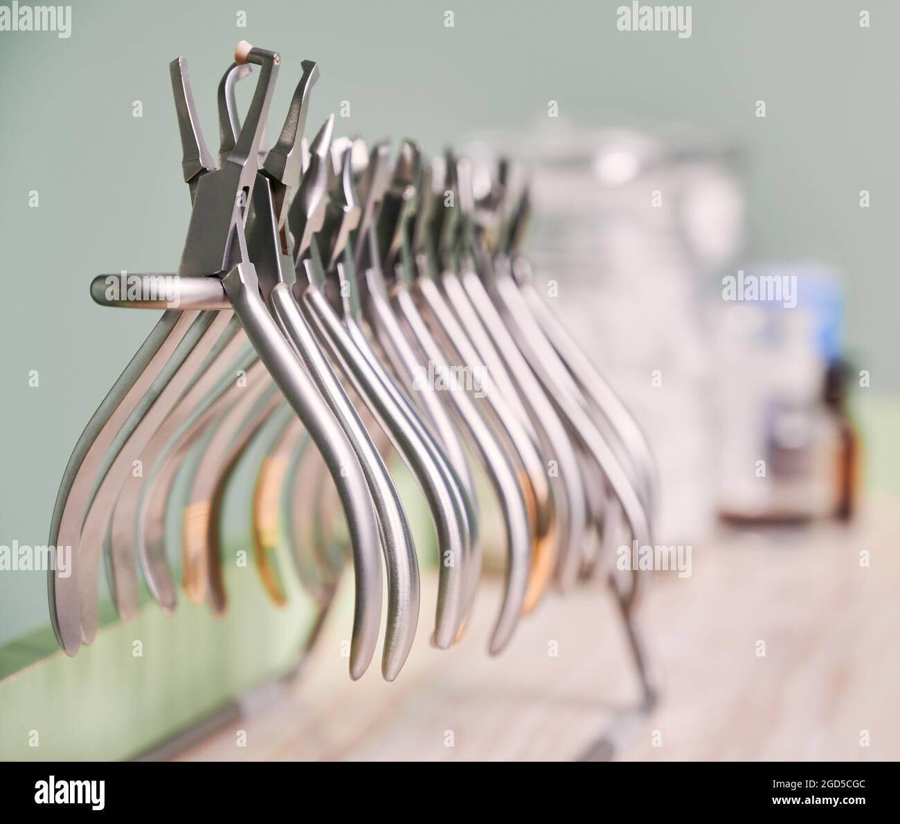 Set di vari strumenti in acciaio inox per bretelle in studi dentistici.  Pinze e attrezzi per rimozione argentati per tutti i tipi di staffa.  Concetto di odontoiatria Foto stock - Alamy