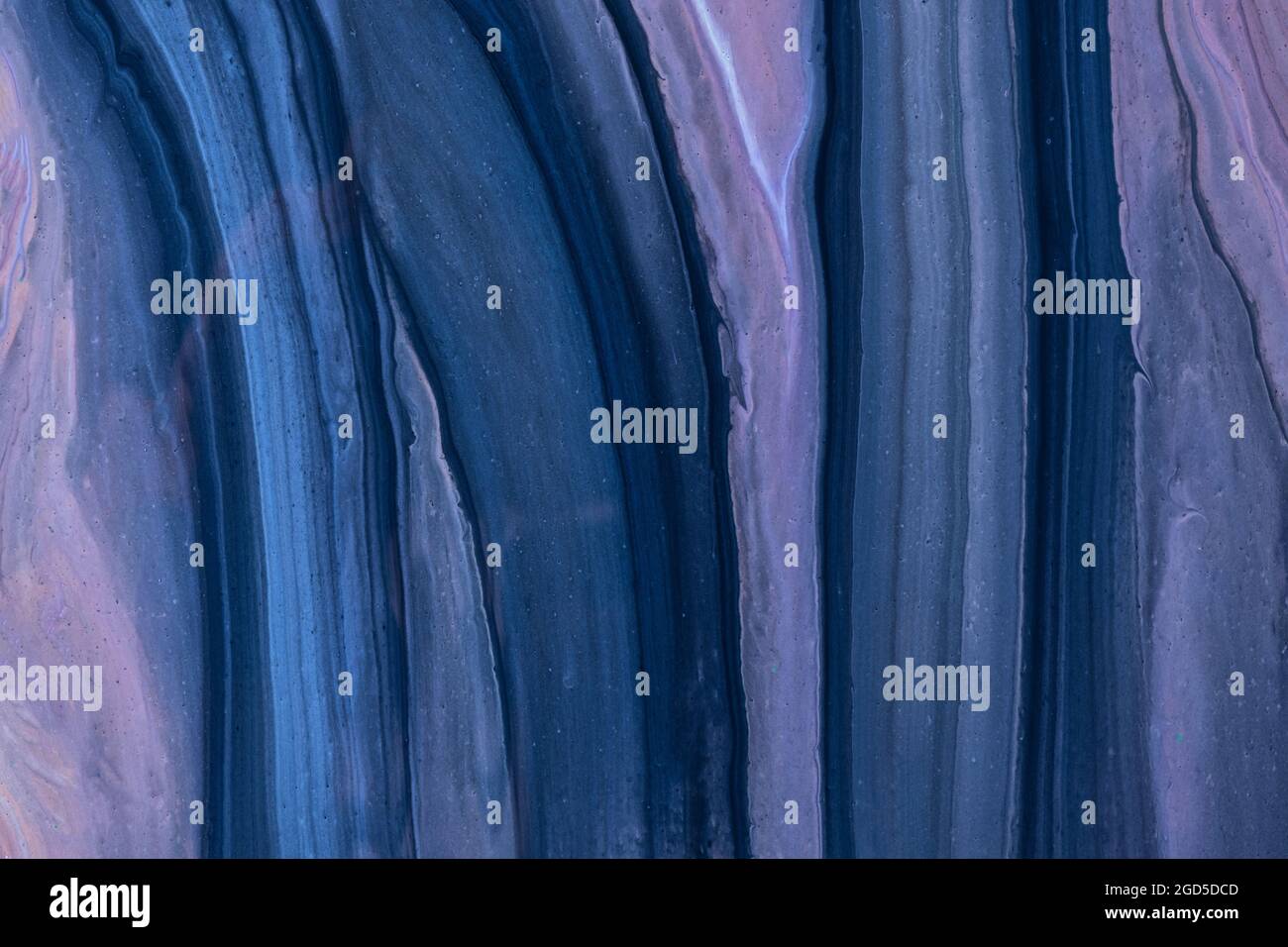 Astratto fluido arte sfondo blu navy e colori viola. Marmo liquido. Pittura acrilica su tela con sfumatura viola. Sfondo acquerello con wa Foto Stock