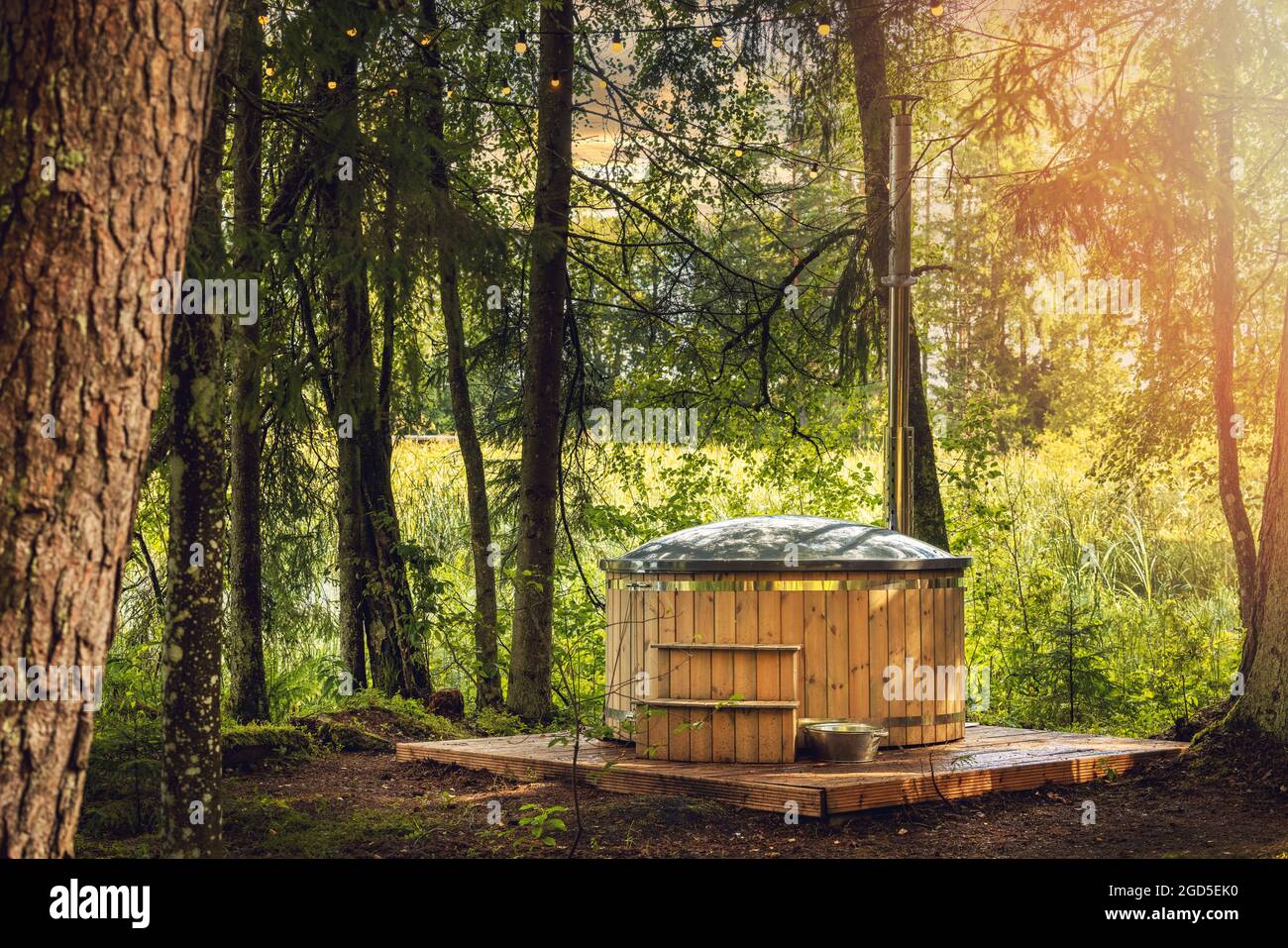vasca idromassaggio a legna nella foresta Foto Stock