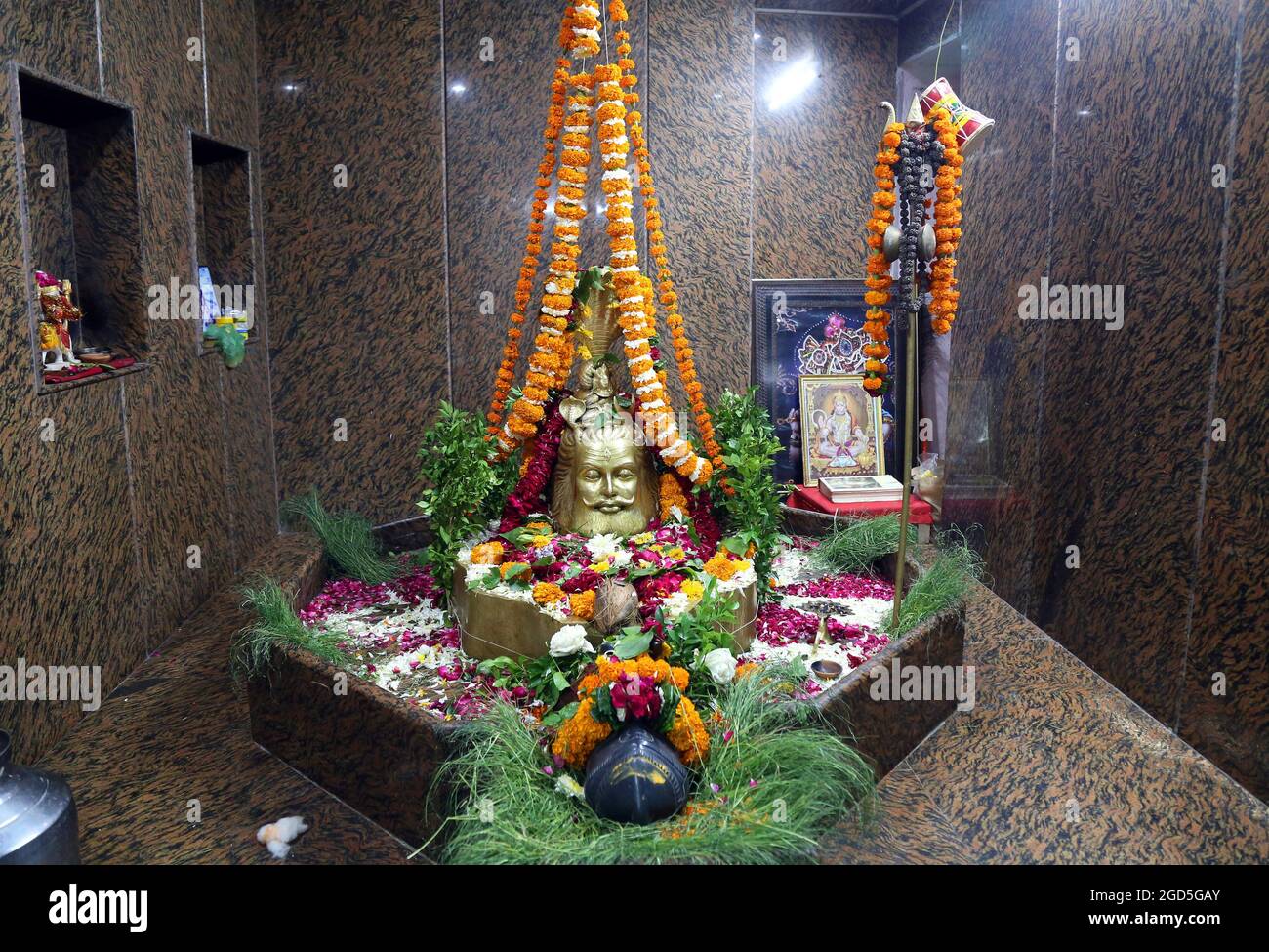 Beawar, India. 09 agosto 2021. Una scultura in metallo del Signore Shiva decorata con fiori al tempio Mahakal il terzo Somwar (Lunedi) del mese santo di Shravan a Beawar. (Foto di Sumit Saraswat/Pacific Press) Credit: Pacific Press Media Production Corp./Alamy Live News Foto Stock