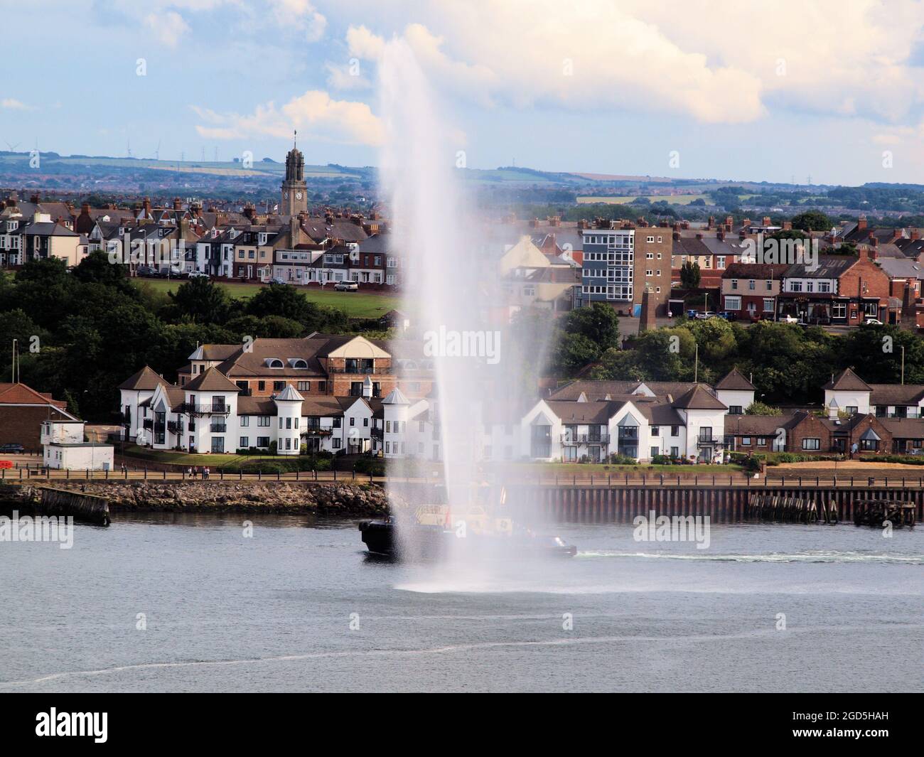 Tugboat 'vitzer Tyne' che esercita le potenti manichette antincendio dei rimorchiatori, mentre la barca si snoda lungo il fiume Tyne, nella banchina dei pesci di North Shields, nel nord del Tyneside; Foto Stock