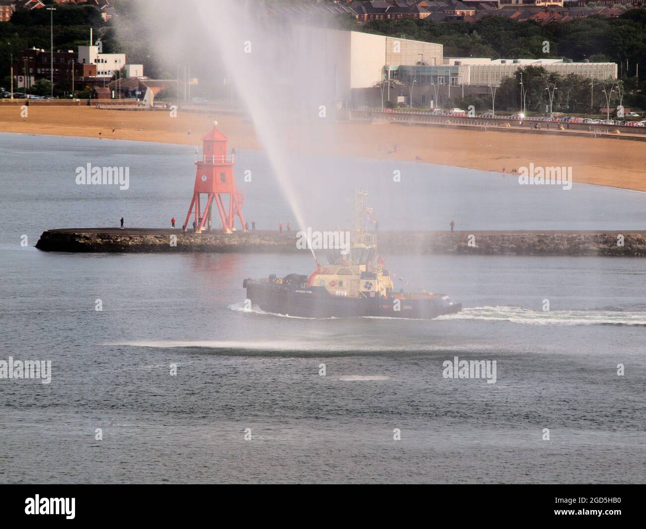 Tugboat 'vitzer Tyne' che esercita le potenti manichette antincendio dei rimorchiatori, mentre la barca si snoda lungo il fiume Tyne, nella banchina dei pesci di North Shields, nel nord del Tyneside; Foto Stock
