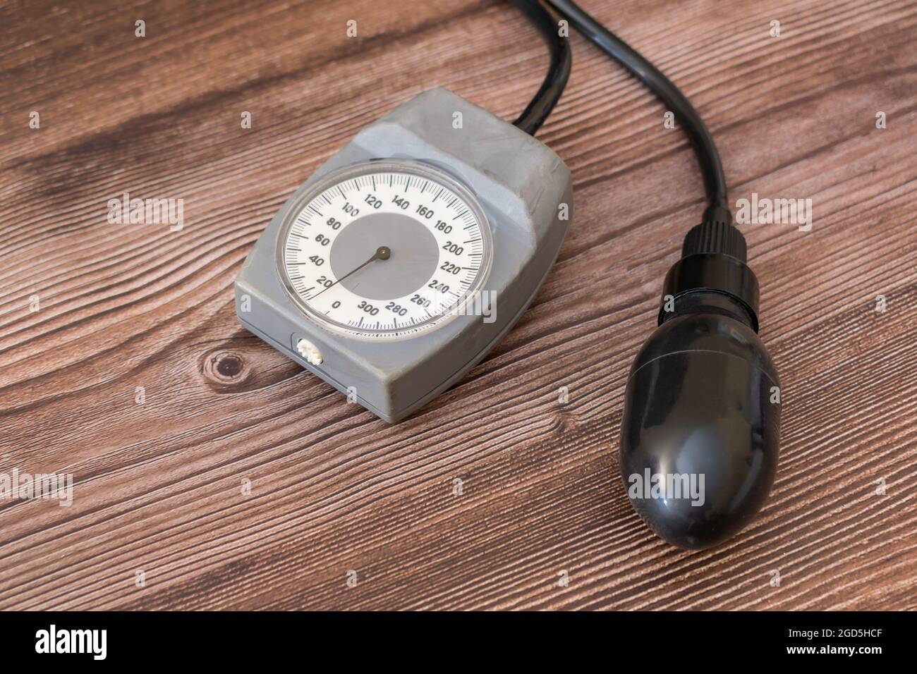 Dispositivo medico analogico per la misurazione della pressione sanguigna in una persona a casa Foto Stock