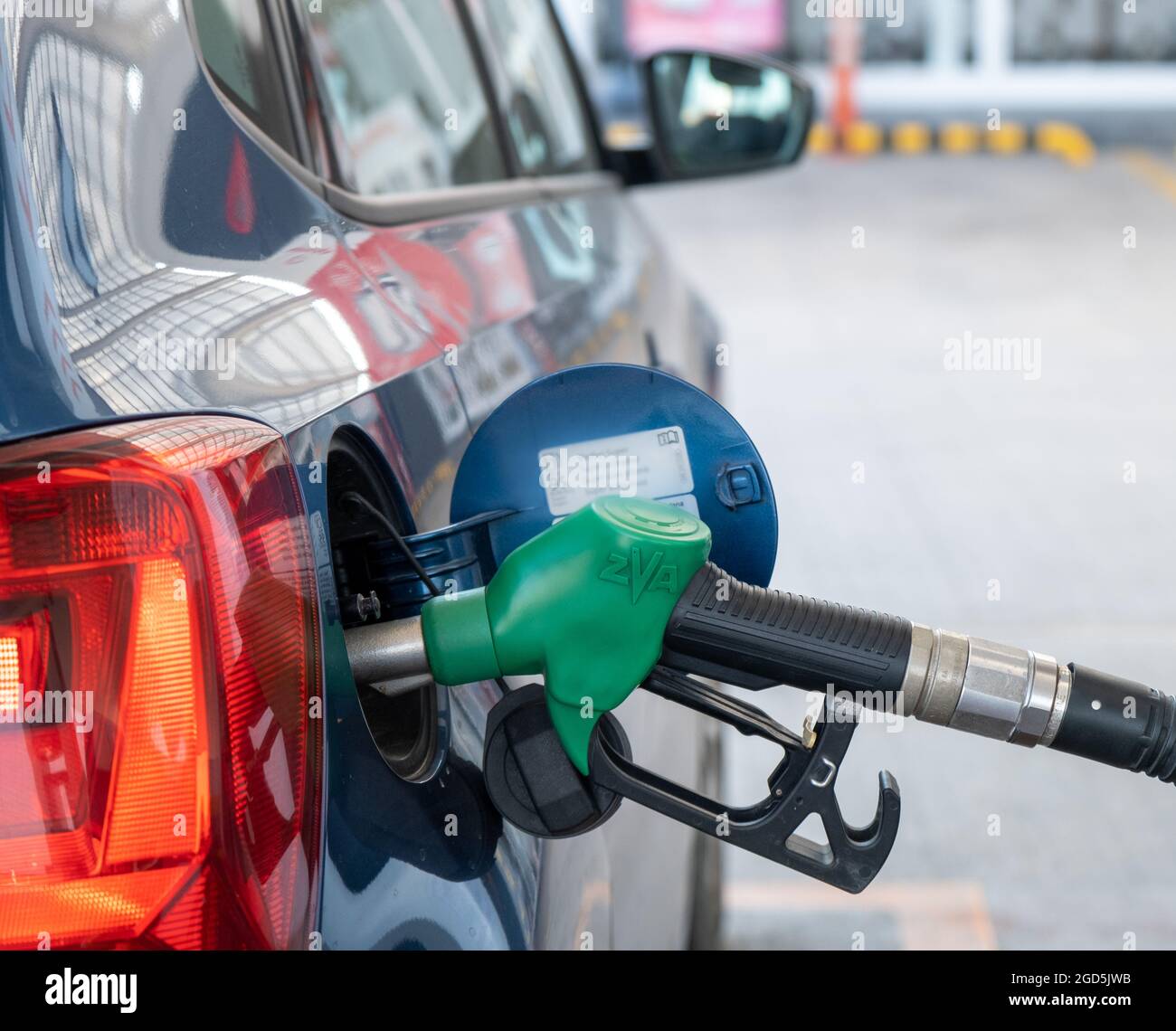 Rifornire l'auto blu nella stazione di servizio, che alimenta il petrolio Foto Stock