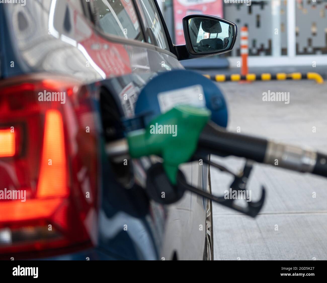 Rifornire l'auto blu nella stazione di servizio, che alimenta il petrolio Foto Stock