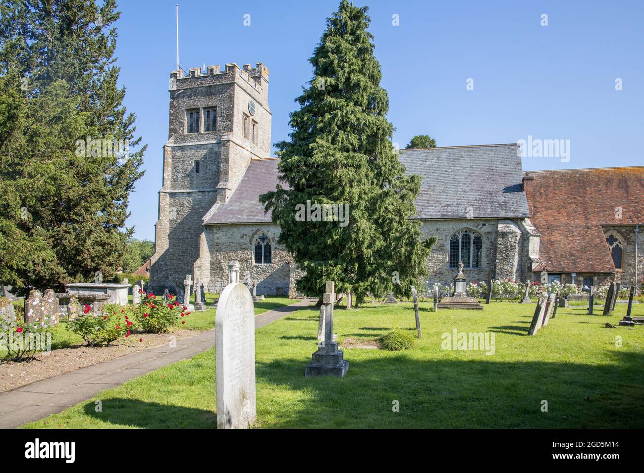 la chiesa parrocchiale di san michele arcangelo nel villaggio di smarden kent Foto Stock