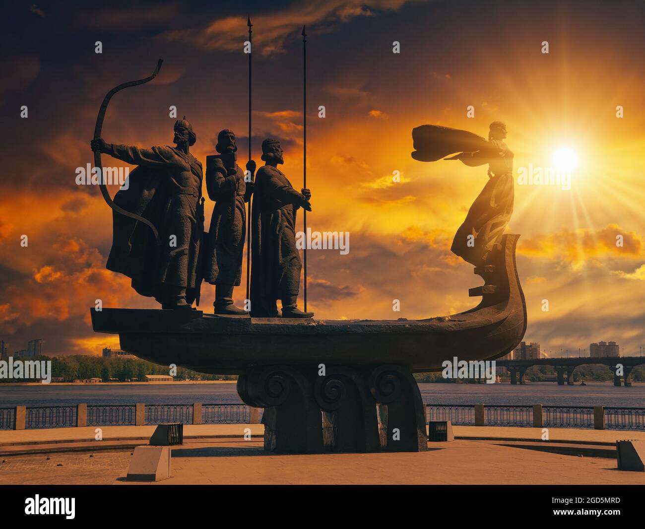 Monumento in bronzo ai fondatori di Kiev. Kyi, Horyv, Shchek e Lybid presso il fiume Dnieper durante il bellissimo tramonto a Kiev, Ucraina. Mito popolare. Foto Stock