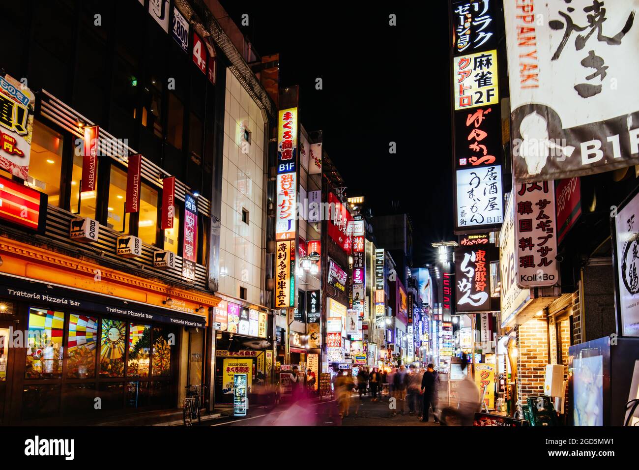 Shinjuku Tokyo di notte in Giappone Foto Stock