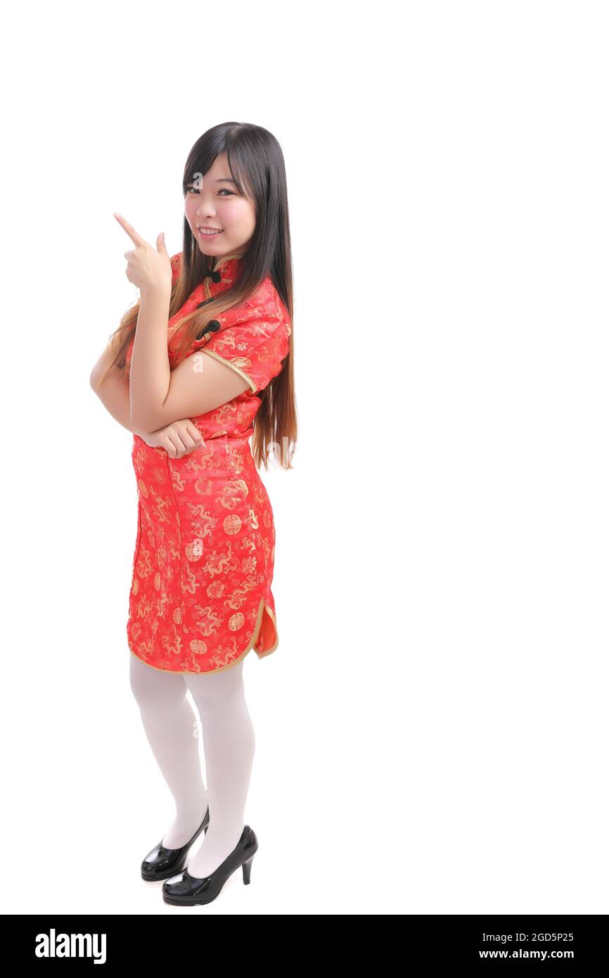 donna di bellezza indossa cheongsam rosso guardando e sorridere in cinese anno nuovo Foto Stock