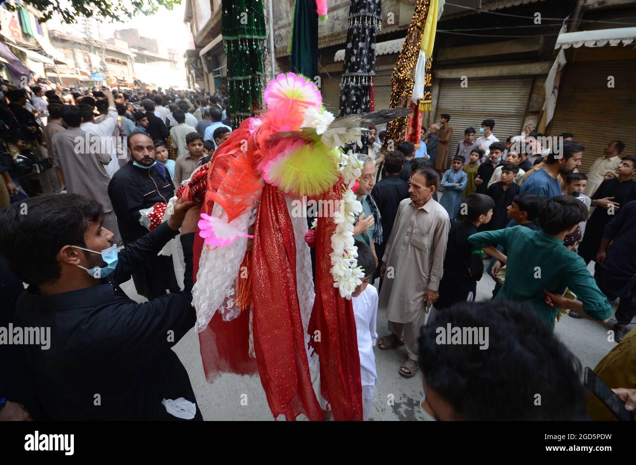 Pakistan. 11 Agosto 2021. I musulmani sciiti pakistani partecipano alla processione del Muharram. Muharram, il primo mese del calendario islamico, è un mese di lutto in ricordo del martirio di Imam Hussein, nipote del profeta Maometto. (Foto di Hussain Ali/Pacific Press) Credit: Pacific Press Media Production Corp./Alamy Live News Foto Stock