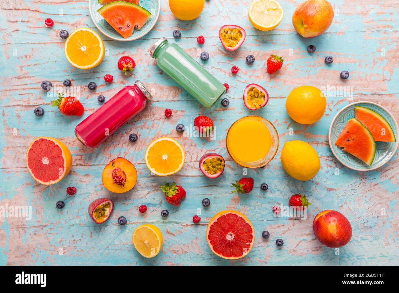 Variazione di frullati e bevande rinfrescanti con frutta fresca per l'estate calda su sfondo blu Foto Stock