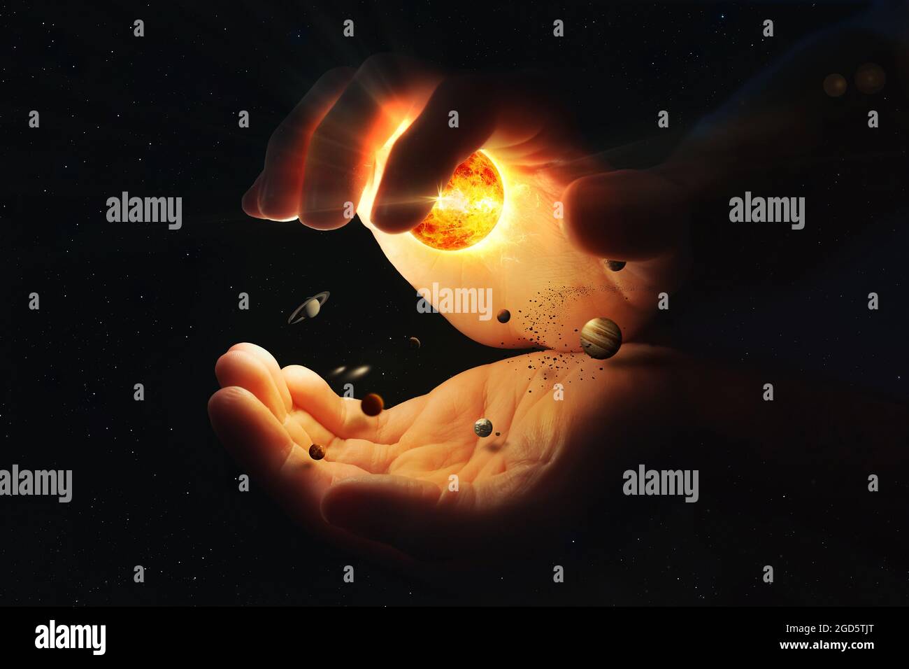 Due mani tengono insieme il sistema solare Foto Stock