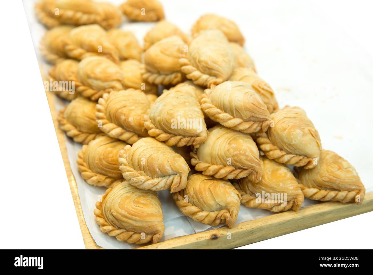 Pasta sfoglia al curry ripiena di pollo su sfondo bianco. Foto Stock