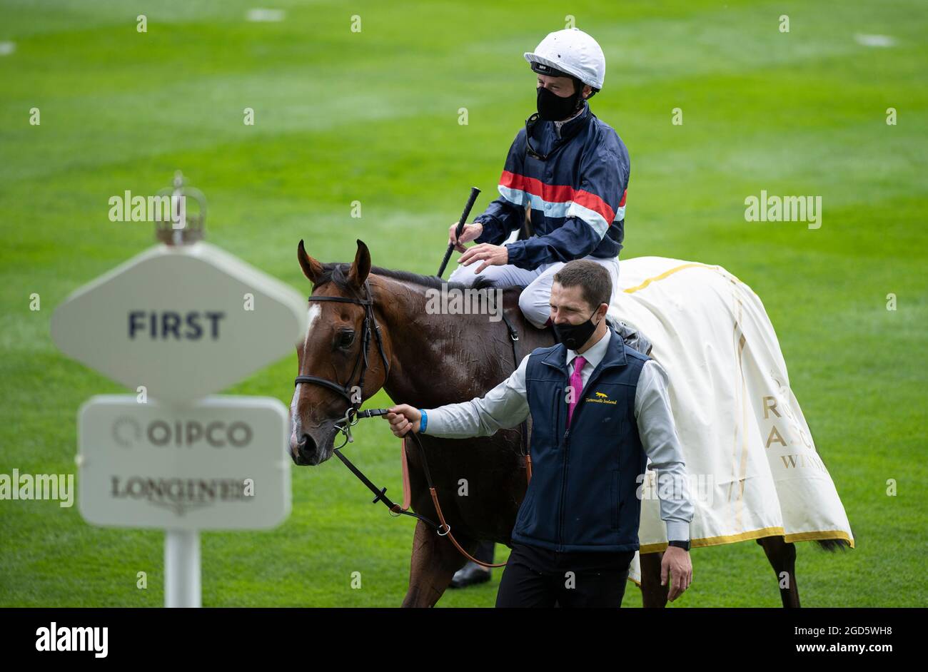 File foto datata 17-06-2020 di Sir Busker e Oisin Murphy sono condotti nel recinto dei vincitori dopo la vittoria nella Silver Royal Hunt Cup durante il secondo giorno di Royal Ascot all'Ippodromo di Ascot. Data di emissione: Mercoledì 11 agosto 2021. Foto Stock