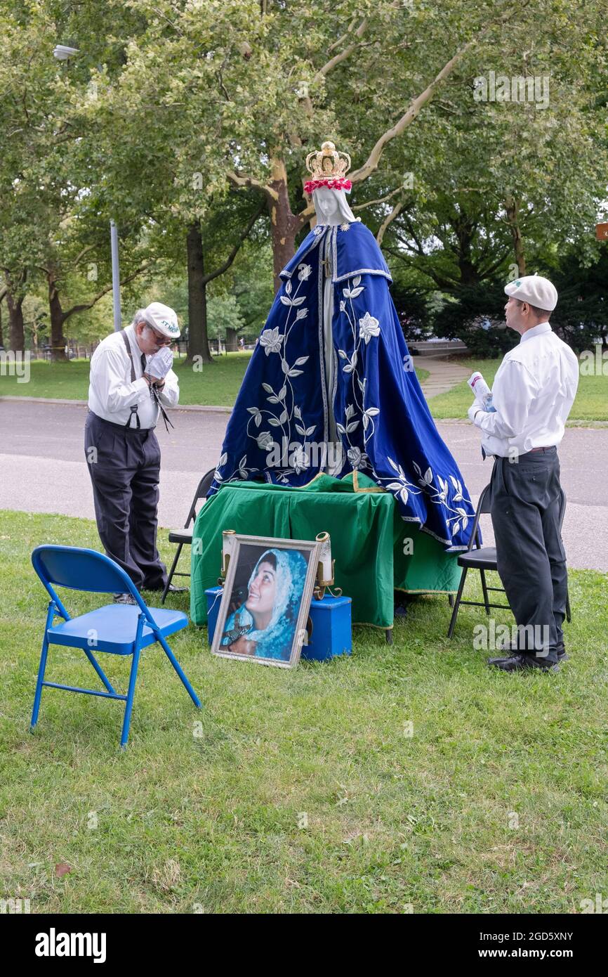 2 devoti cattolici romani praticavano il parco Flushing Meadows dove Mary & Jesus apparve a Veronica Lueken (nella foto) mentre sedeva nella sedia blu. Foto Stock