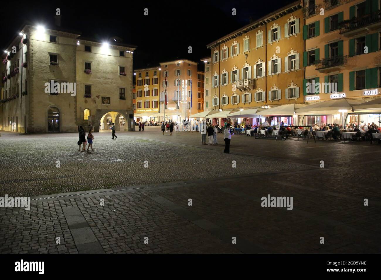 Passeggiate dopo il tramonto a Riva del Garda, Italia Foto Stock