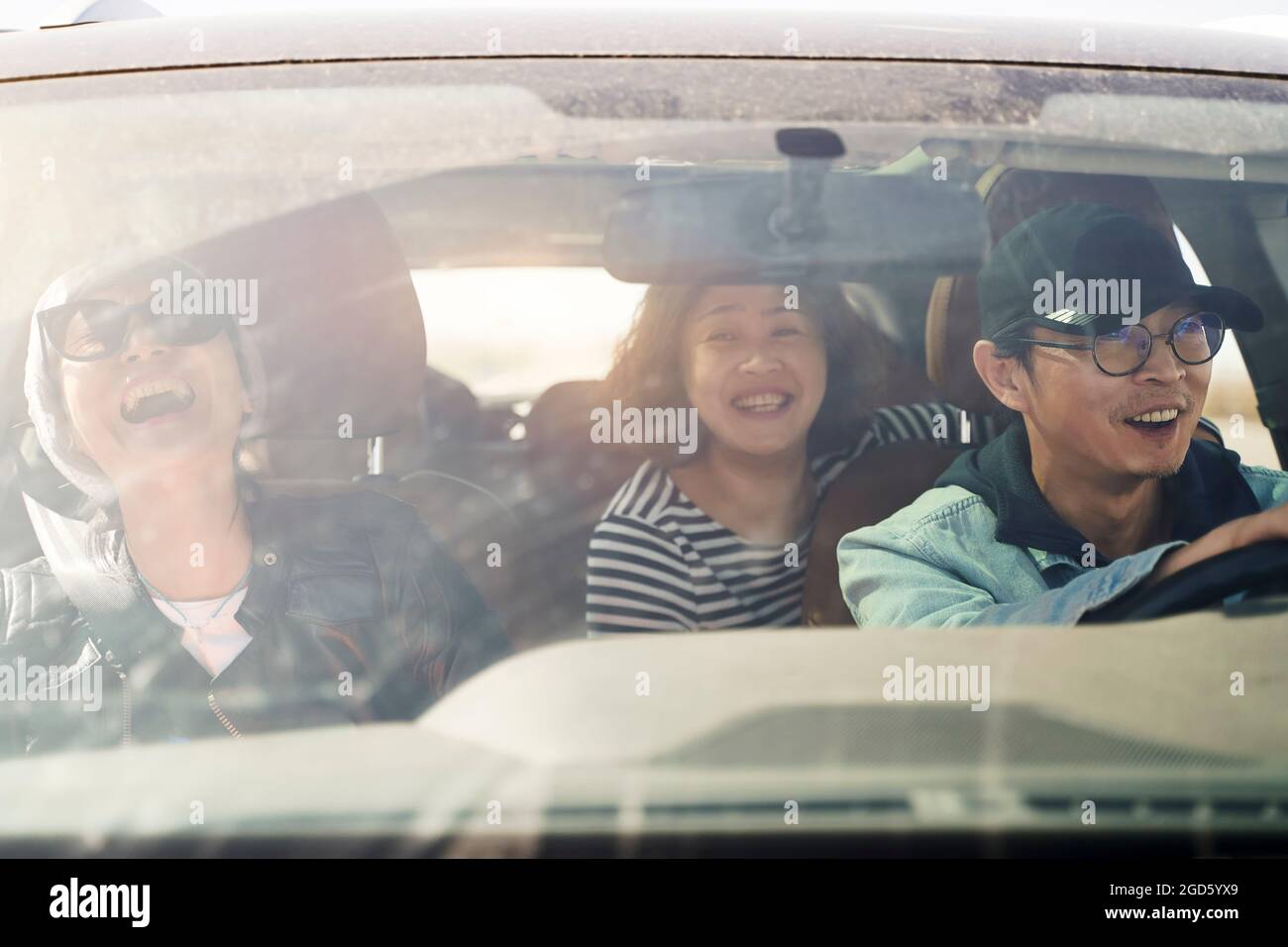 gruppo di amici asiatici felici che si godono una gita turistica in auto Foto Stock