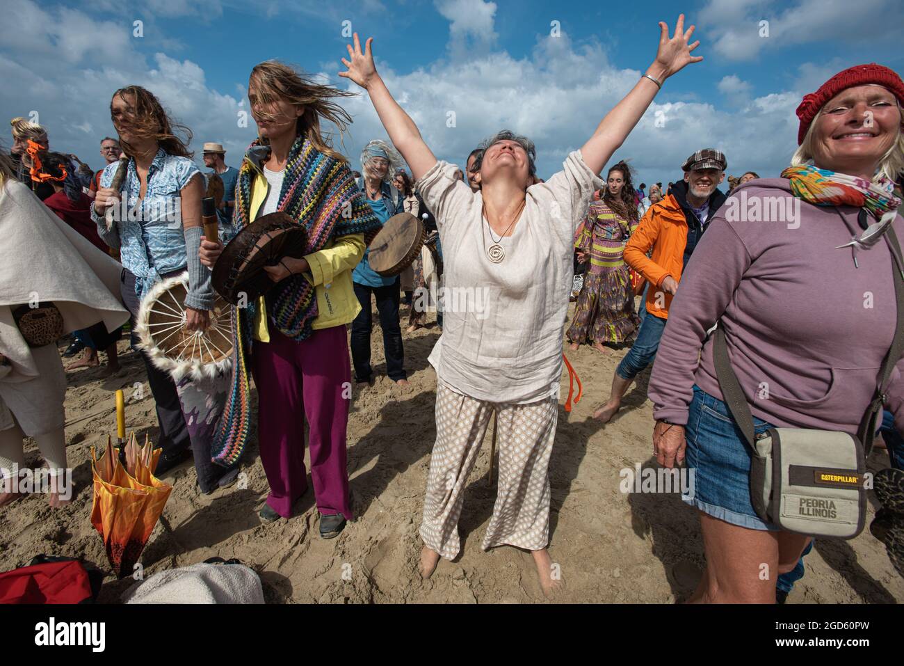 Spiaggia di Scheveningen, l'Aia, Paesi Bassi. Domenica 8 agosto, 2021. Centinaia di manifestanti di ‘New-age’ si sono riuniti per cantare, ballare e battere il tamburo Foto Stock